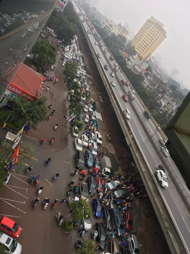 H&agrave; Nội &ugrave;n tắc kinh ho&agrave;ng trong s&aacute;ng mưa r&eacute;t: Cảm gi&aacute;c qua 2 chục c&aacute;i đ&egrave;n xanh rồi c&ograve;n kh&ocirc;ng được di chuyển thật l&agrave;... - Ảnh 7.