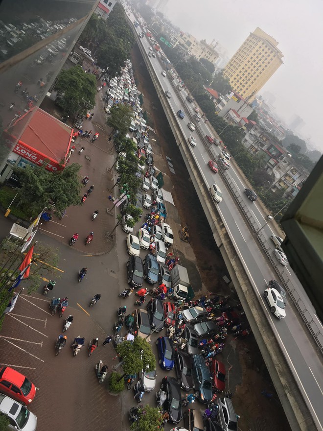 Hà Nội ùn tắc kinh hoàng trong sáng mưa rét: Cảm giác qua 2 chục cái đèn xanh rồi còn không được di chuyển thật là... - Ảnh 7.