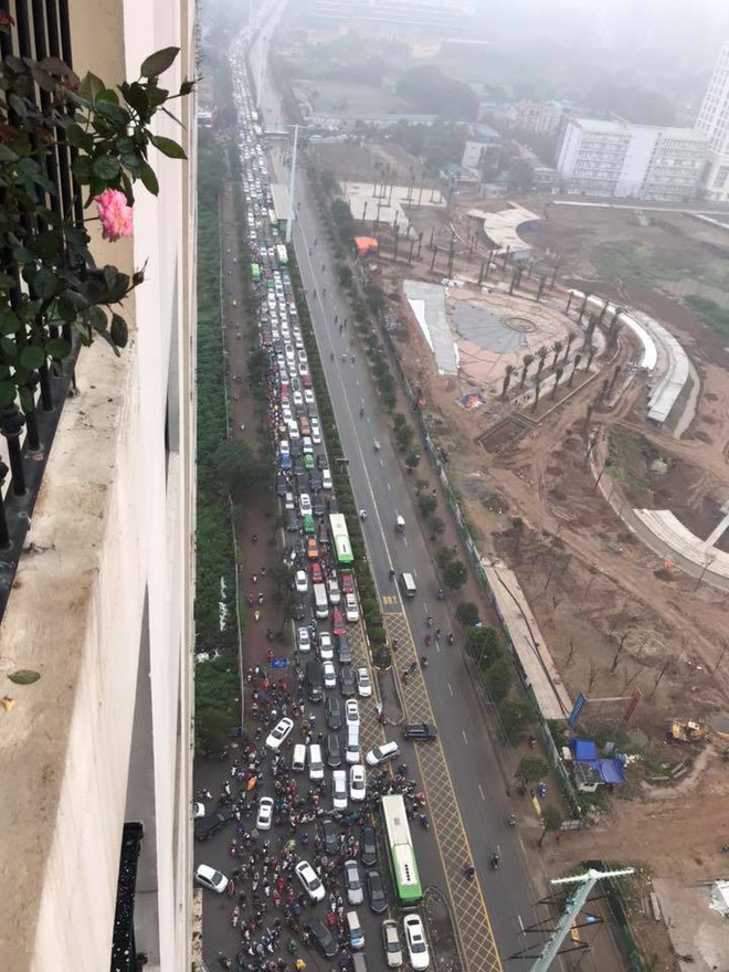 H&agrave; Nội &ugrave;n tắc kinh ho&agrave;ng trong s&aacute;ng mưa r&eacute;t: Cảm gi&aacute;c qua 2 chục c&aacute;i đ&egrave;n xanh rồi c&ograve;n kh&ocirc;ng được di chuyển thật l&agrave;... - Ảnh 5.