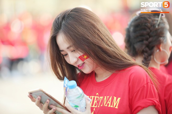 Dàn fangirl xinh đẹp tiếp lửa cho đội tuyển Việt Nam trước trận gặp Iraq - Ảnh 6.