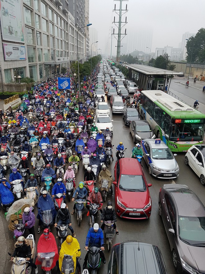 Hà Nội ùn tắc kinh hoàng trong sáng mưa rét: Cảm giác qua 2 chục cái đèn xanh rồi còn không được di chuyển thật là... - Ảnh 6.