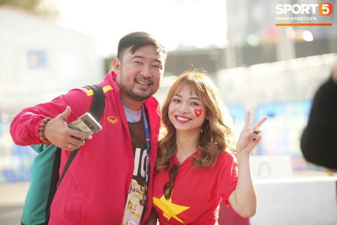Dàn fangirl xinh đẹp tiếp lửa cho đội tuyển Việt Nam trước trận gặp Iraq - Ảnh 5.