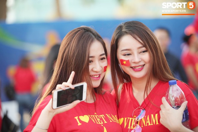Dàn fangirl xinh đẹp tiếp lửa cho đội tuyển Việt Nam trước trận gặp Iraq - Ảnh 4.