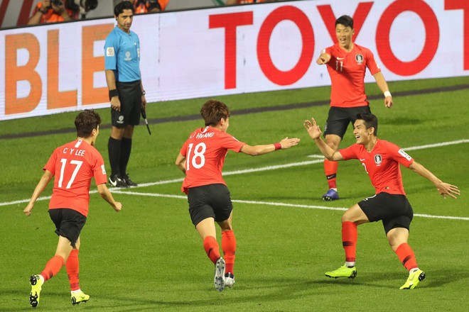 H&igrave;nh ảnh cậu b&eacute; bụ bẫm, ngơ ng&aacute;c vẫy cờ H&agrave;n Quốc tại Asian Cup g&acirc;y sốt bởi qu&aacute; đỗi dễ thương - Ảnh 2.
