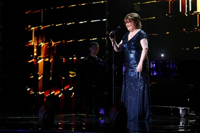 Hiện tượng Susan Boyle nhận được nút vàng đầu tiên tại Americas Got Talent - Ảnh 3.