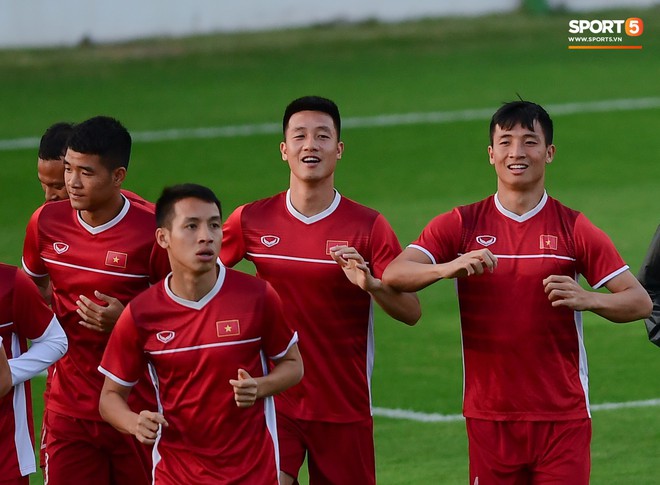 Trung vệ B&ugrave;i Tiến Dũng v&agrave; sứ mệnh khoả lấp nỗi nhớ Trọng ỉn tại Asian Cup 2019 - Ảnh 1.