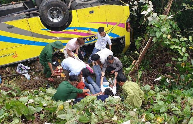 Vượt gần 1.500km, cha mẹ nữ sinh tử vong trong vụ xe lao xuống vực đèo Hải Vân ngã quỵ khi đón thi thể con tại nhà vĩnh biệt - Ảnh 3.