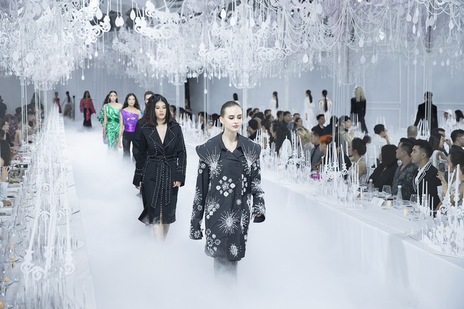 Thưởng lãm show của Lý Quí Khánh lại càng xuýt xoa trước bữa tiệc xa hoa 8 năm trước của Chanel - Ảnh 1.