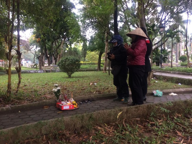 Người quen nói về hoàn cảnh cô gái tử vong lõa thể trong công viên Hà Nội: Tội nghiệp, mẹ mới mất chưa được 49 ngày - Ảnh 1.