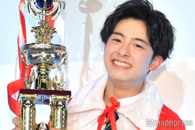 Từng bị bắt nạt vì ngoại hình nổi bật, cậu bạn 18 tuổi bật khóc sau khi đăng quang Nam sinh đẹp trai nhất Nhật Bản - Ảnh 2.