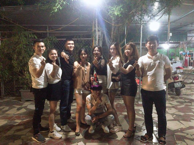 Bạn th&acirc;n nh&agrave; người ta chưa bao giờ khiến d&acirc;n mạng thất vọng: Thấy bạn ế bền vững, in ngay banner tuyển người y&ecirc;u hộ - Ảnh 4.
