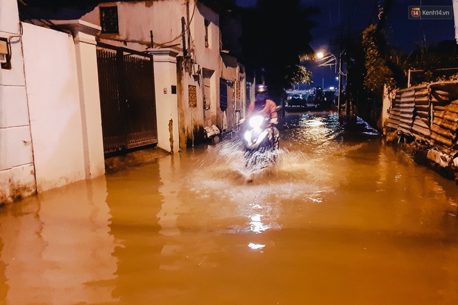 Ảnh: Triều cường tiếp tục dâng cao, nhiều nhà dân trên phố nhà giàu ở Sài Gòn bị cô lập vì xung quanh toàn nước - Ảnh 5.