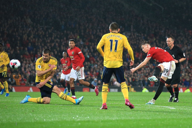 VAR bẻ còi giúp Arsenal cầm hòa MU ngay tại Old Trafford - Ảnh 3.