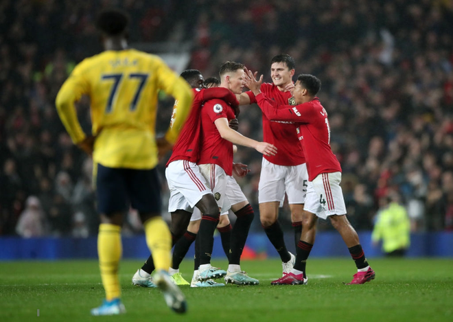 VAR bẻ còi giúp Arsenal cầm hòa MU ngay tại Old Trafford - Ảnh 4.