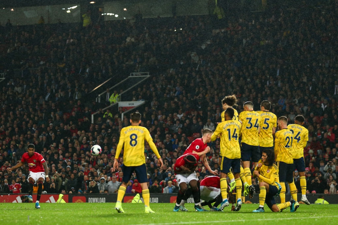 VAR bẻ còi giúp Arsenal cầm hòa MU ngay tại Old Trafford - Ảnh 9.