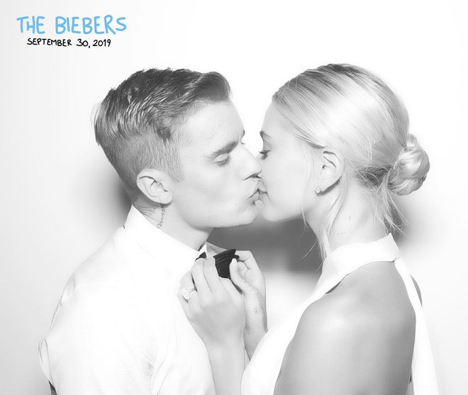 Hình ảnh đầu tiên Justin Bieber đăng sau đám cưới thế kỷ: Trao nhau nụ hôn ngọt thòng tim, xem thế giới có ghen tị - Ảnh 1.