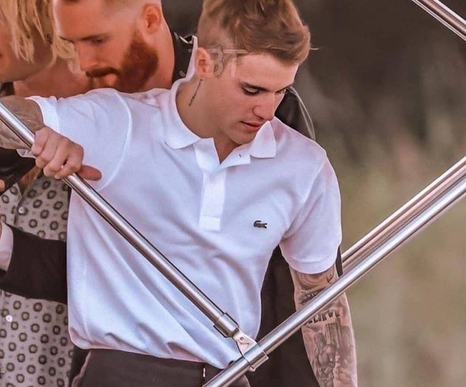 Impresionante con la sesión de fotos remota estilo revista de Justin Bieber en la fiesta previa a la boda: ¡Transformándose como un dios masculino! - Foto 1.