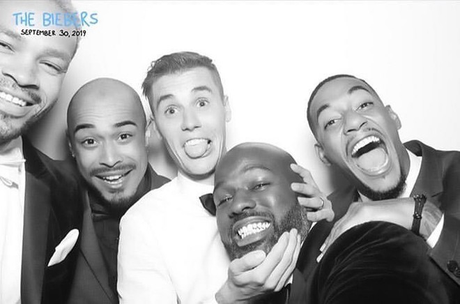 Bộ ảnh đen trắng hot nhất hôn lễ vợ chồng Justin Bieber: Hé lộ màn selfie với dàn siêu sao, chú rể hôn cả Jaden Smith - Ảnh 5.