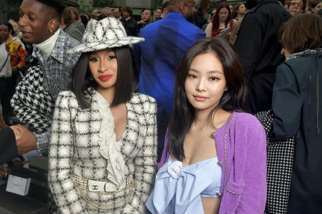 Ngồi hàng đầu với Cardi B và tổng biên Vogue, Jennie khí chất đỉnh cao nhưng sao như vội quá đi lạc vào sự kiện thế này? - Ảnh 5.