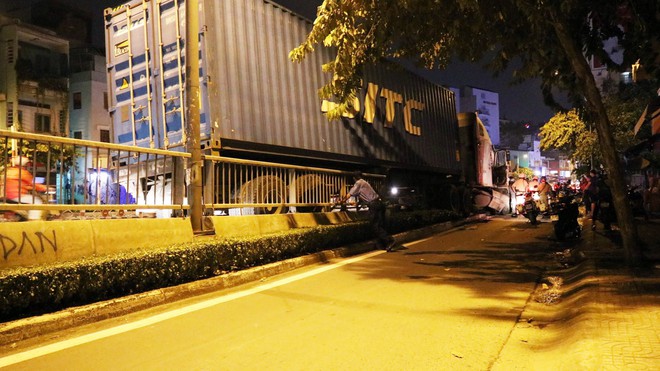 Người d&acirc;n g&agrave;o th&eacute;t &ldquo;mất thắng&rdquo; khi xe container đổ dốc cầu ở S&agrave;i G&ograve;n, c&ocirc; g&aacute;i 20 tuổi v&agrave; 2 người kh&aacute;c bị thương nặng - Ảnh 1.