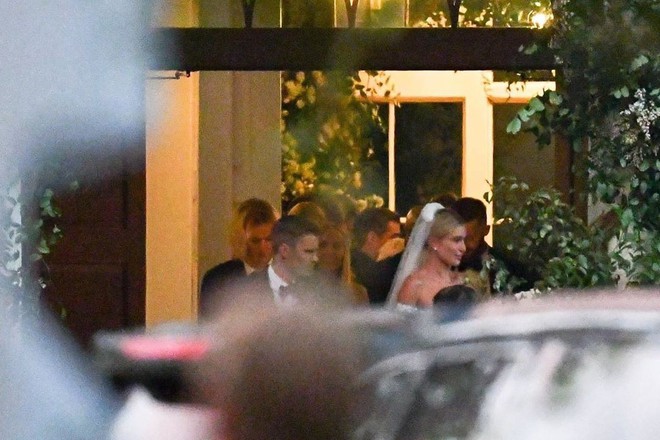 To&agrave;n cảnh đ&aacute;m cưới thế kỷ của Justin Bieber: C&ocirc; d&acirc;u ch&uacute; rể đ&atilde; lộ diện, x&uacute;c động tuy&ecirc;n thệ Con đồng &yacute; trước 154 kh&aacute;ch mời - Ảnh 2.