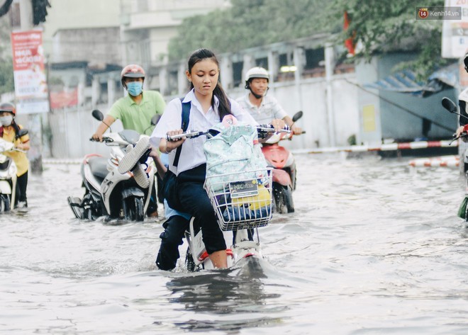 Ảnh: Triều cường tiếp tục dâng cao, nhiều nhà dân trên phố nhà giàu ở Sài Gòn bị cô lập vì xung quanh toàn nước - Ảnh 13.