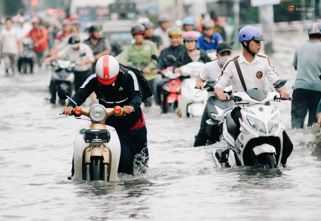 Ảnh: Triều cường tiếp tục dâng cao, nhiều nhà dân trên phố nhà giàu ở Sài Gòn bị cô lập vì xung quanh toàn nước - Ảnh 14.