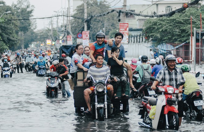 Ảnh: Triều cường tiếp tục dâng cao, nhiều nhà dân trên phố nhà giàu ở Sài Gòn bị cô lập vì xung quanh toàn nước - Ảnh 15.