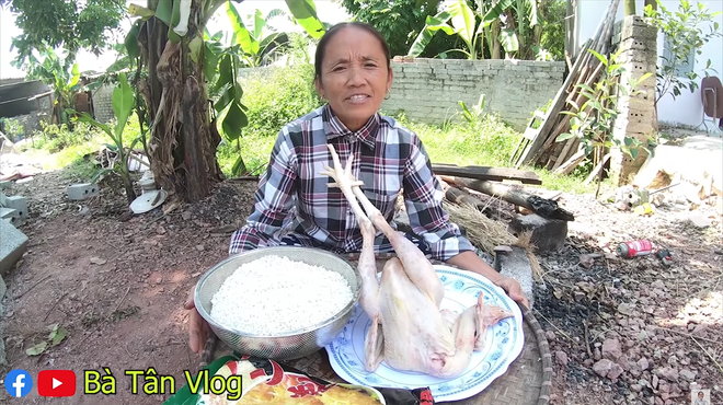 Làm hẳn gà không lối thoát to như... hòn đảo, chưa bao giờ thấy bà Tân Vlog lại vất vả khi làm món ăn đến thế - Ảnh 1.