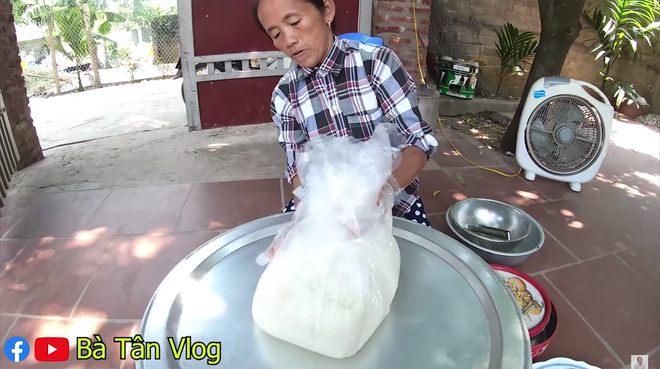 Làm hẳn gà không lối thoát to như... hòn đảo, chưa bao giờ thấy bà Tân Vlog lại vất vả khi làm món ăn đến thế - Ảnh 5.