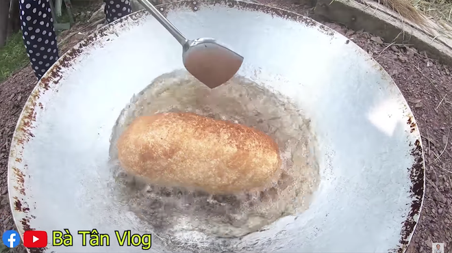 L&agrave;m hẳn g&agrave; kh&ocirc;ng lối tho&aacute;t to như... h&ograve;n đảo, chưa bao giờ thấy b&agrave; T&acirc;n Vlog lại vất vả khi l&agrave;m m&oacute;n ăn đến thế - Ảnh 6.