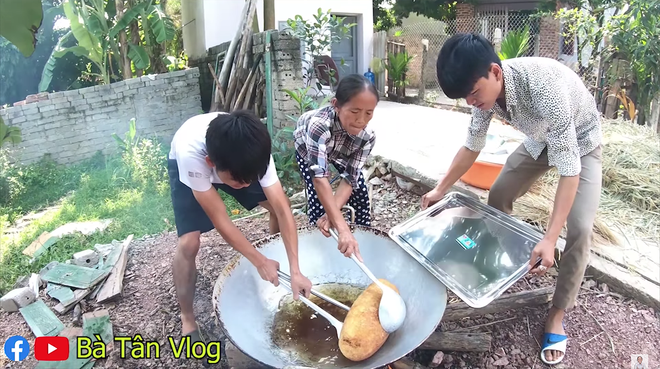 L&agrave;m hẳn g&agrave; kh&ocirc;ng lối tho&aacute;t to như... h&ograve;n đảo, chưa bao giờ thấy b&agrave; T&acirc;n Vlog lại vất vả khi l&agrave;m m&oacute;n ăn đến thế - Ảnh 7.