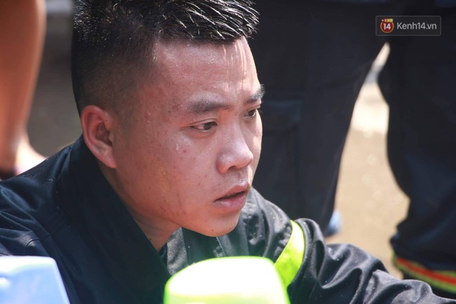 H&agrave; Nội: Ch&aacute;y lớn tại cửa h&agrave;ng chăn ga gối đệm, người d&acirc;n hoảng sợ th&aacute;o chạy - Ảnh 12.