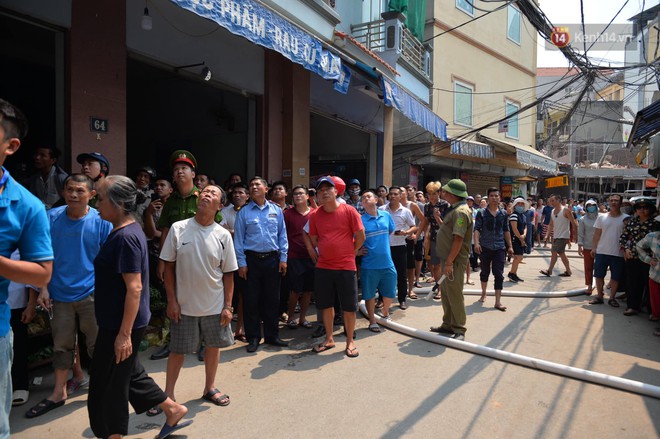 Hà Nội: Cháy lớn tại cửa hàng chăn ga gối đệm, người dân hoảng sợ tháo chạy - Ảnh 9.