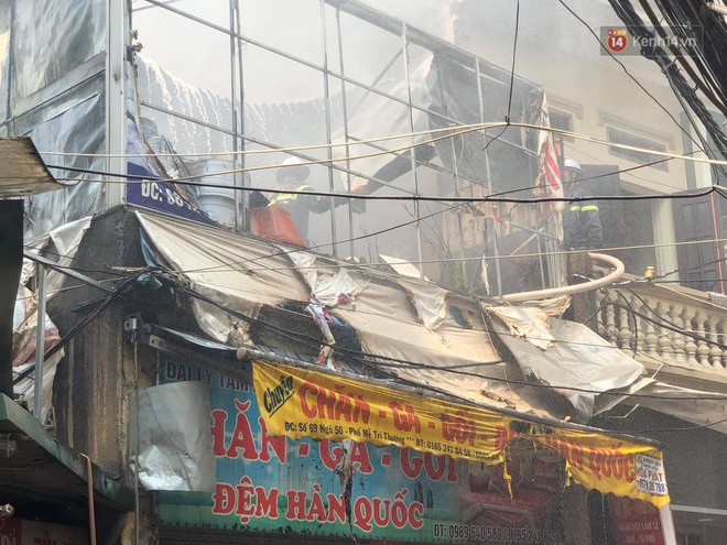 Hà Nội: Cháy lớn tại cửa hàng chăn ga gối đệm, người dân hoảng sợ tháo chạy - Ảnh 2.