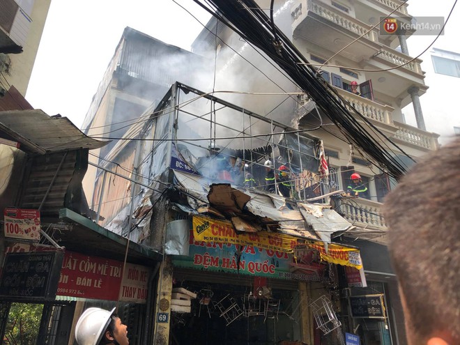 H&agrave; Nội: Ch&aacute;y lớn tại cửa h&agrave;ng chăn ga gối đệm, người d&acirc;n hoảng sợ th&aacute;o chạy - Ảnh 1.