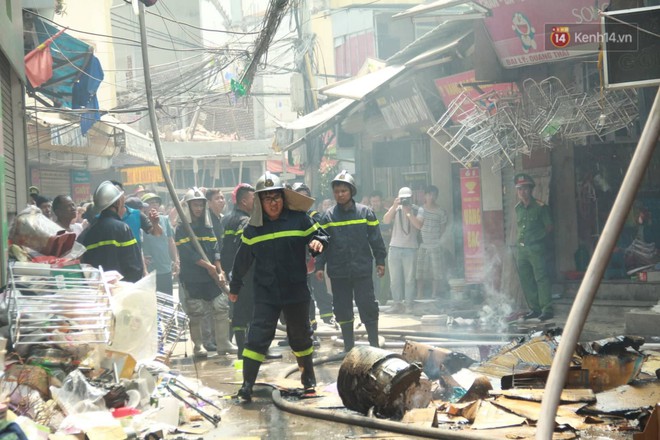 Hà Nội: Cháy lớn tại cửa hàng chăn ga gối đệm, người dân hoảng sợ tháo chạy - Ảnh 10.