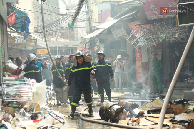 H&agrave; Nội: Ch&aacute;y lớn tại cửa h&agrave;ng chăn ga gối đệm, người d&acirc;n hoảng sợ th&aacute;o chạy - Ảnh 10.