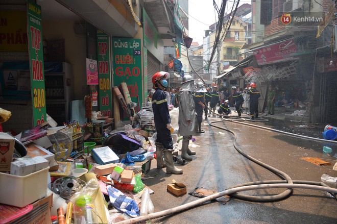 Hà Nội: Cháy lớn tại cửa hàng chăn ga gối đệm, người dân hoảng sợ tháo chạy - Ảnh 8.