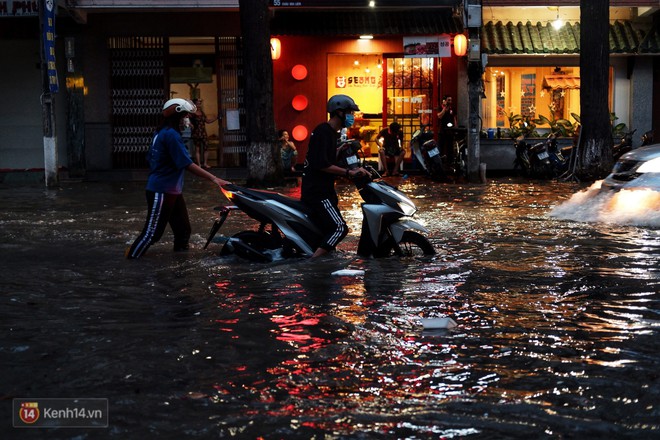 Cần Thơ: Triều cường d&acirc;ng cao kỷ lục, cuộc sống người d&acirc;n gặp kh&oacute; khăn nhưng kh&ocirc;ng qu&ecirc;n tiếng cười - Ảnh 5.
