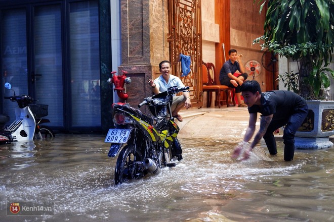 Cần Thơ: Triều cường dâng cao kỷ lục, cuộc sống người dân gặp khó khăn nhưng không quên tiếng cười - Ảnh 12.