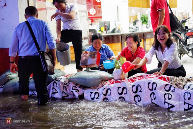 Cần Thơ: Triều cường d&acirc;ng cao kỷ lục, cuộc sống người d&acirc;n gặp kh&oacute; khăn nhưng kh&ocirc;ng qu&ecirc;n tiếng cười - Ảnh 13.