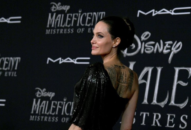 Phát sốt thảm đỏ Maleficent 2: 5 người con lớn phổng phao bên Angelina Jolie, Elle Fanning lộng lẫy như công chúa - Ảnh 4.