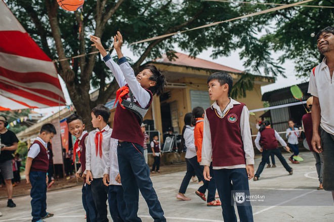 Góc sân trường bừng sáng tiếng cười học trò - Điều kỳ diệu trong hành trình của “nắng” - Ảnh 1.