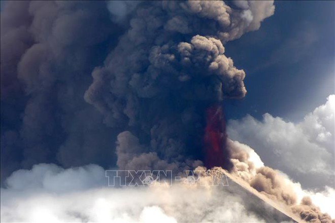 Núi lửa Ulawun ở Papua New Guinea lại phun trào, nhiều người phải sơ tán - Ảnh 1.