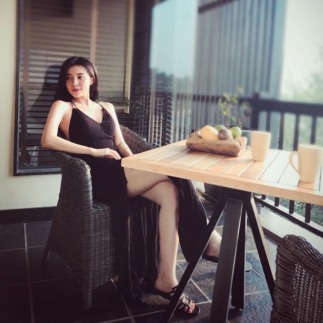 Style ngo&agrave;i đời của mợ Hai (Tiếng S&eacute;t Trong Mưa): Tươi trẻ, sexy c&oacute; cả nhưng ấn tượng nhất l&agrave; những m&agrave;n khoe ch&acirc;n si&ecirc;u nuột - Ảnh 11.