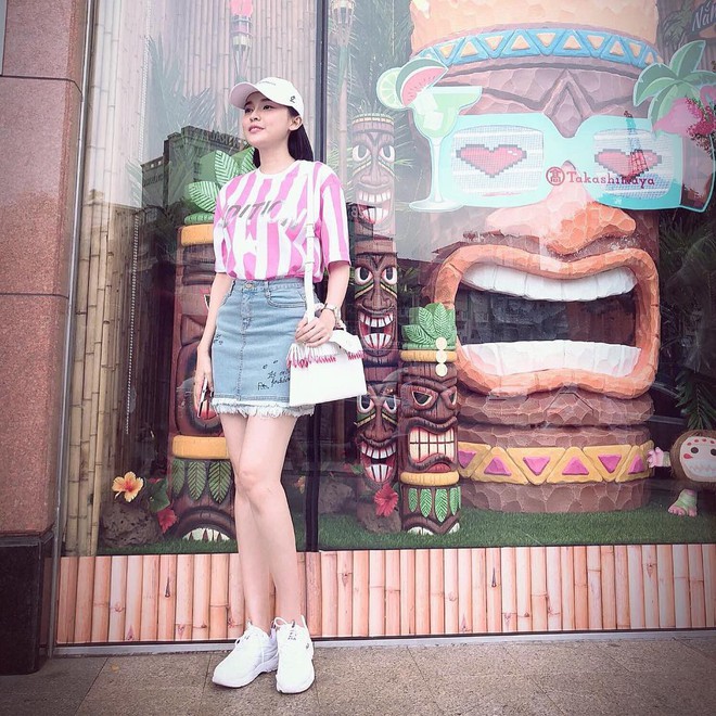 Style ngo&agrave;i đời của mợ Hai (Tiếng S&eacute;t Trong Mưa): Tươi trẻ, sexy c&oacute; cả nhưng ấn tượng nhất l&agrave; những m&agrave;n khoe ch&acirc;n si&ecirc;u nuột - Ảnh 13.