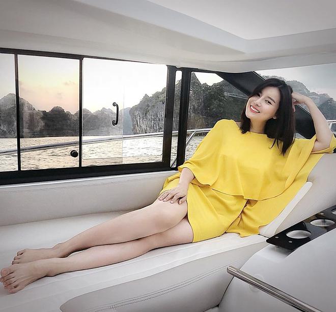 Style ngo&agrave;i đời của mợ Hai (Tiếng S&eacute;t Trong Mưa): Tươi trẻ, sexy c&oacute; cả nhưng ấn tượng nhất l&agrave; những m&agrave;n khoe ch&acirc;n si&ecirc;u nuột - Ảnh 3.
