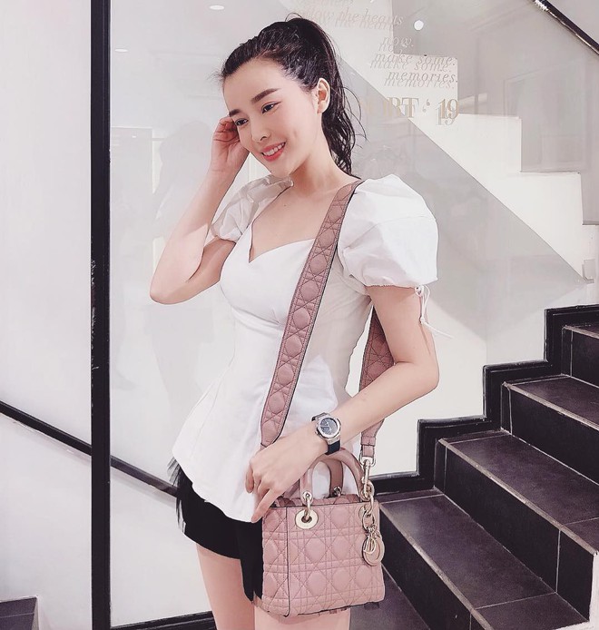 Style ngo&agrave;i đời của mợ Hai (Tiếng S&eacute;t Trong Mưa): Tươi trẻ, sexy c&oacute; cả nhưng ấn tượng nhất l&agrave; những m&agrave;n khoe ch&acirc;n si&ecirc;u nuột - Ảnh 4.