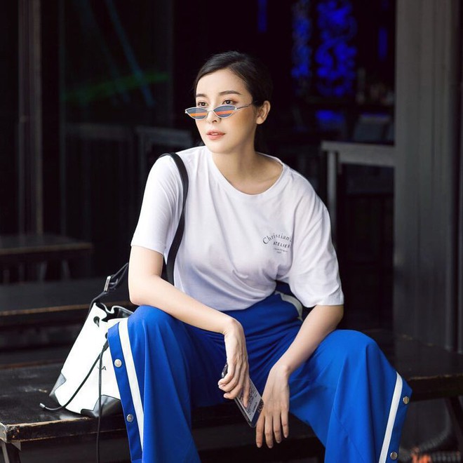 Style ngo&agrave;i đời của mợ Hai (Tiếng S&eacute;t Trong Mưa): Tươi trẻ, sexy c&oacute; cả nhưng ấn tượng nhất l&agrave; những m&agrave;n khoe ch&acirc;n si&ecirc;u nuột - Ảnh 6.